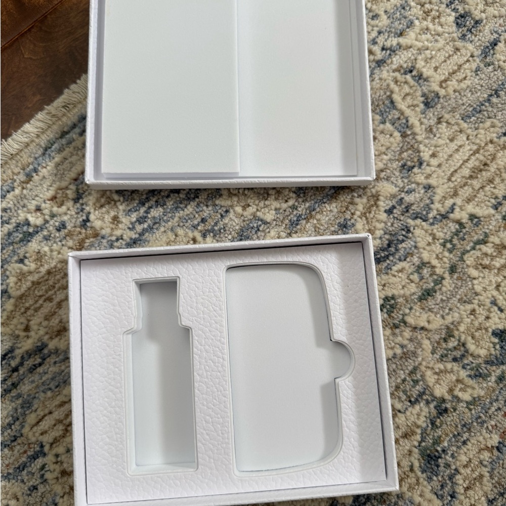 Dior Textured White Box with Gold Logo - Picture 3 of 3